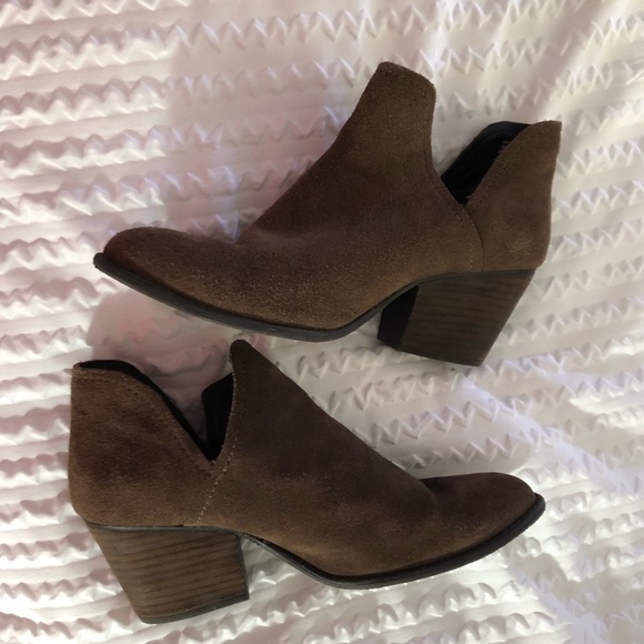 steve madden aker bootie taupe
